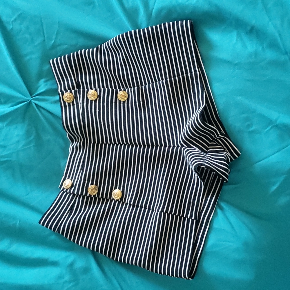 High-waisted nautical shorts retro style